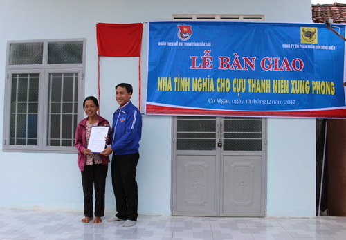 : Đồng chí Nguyễn Ngọc Hoàng – Phó Bí thư Tỉnh đoàn trao quyết định bàn giao nhà cho gia đình bà Bùi Thị The